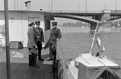 Magyarország, Budapest II., Bem József téri hajóállomás, háttérben a Margit híd., 1956, Magyar Rendőr, hajó, egyenruha, zászló, motorcsónak, hajóállomás, vízirendészet, Budapest, Fortepan #67282