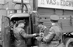 Magyarország, Budapest IX., Üllői út, közúti ellenőrzés a 89/c és 91/a előtt., 1956, Magyar Rendőr, teherautó, rendőr, igazoltatás, háztartási bolt, Budapest, Fortepan #67284