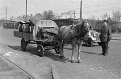 Magyarország, Budapest IX., Soroksári út, igazoltatás, háttérben a villamosvasút és a HÉV forgalmi-műszaki telepei, a Vágóhíd kocsiszín., 1956, Magyar Rendőr, egyenruha, ló, lovaskocsi, utcakép, Mercedes-márka, rendőr, hordó, bőrkabát, kockakő, HÉV, automobil, Mercedes W136, villanymozdony, gyárkémény, Budapest, Fortepan #67286