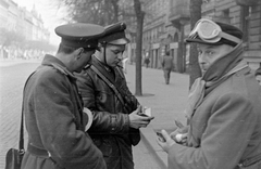 Magyarország, Budapest IX., Ferenc körút a Tompa utca és a Tűzoltó utca között az Üllői út felé nézve., 1956, Magyar Rendőr, motorkerékpár, férfiak, rendőr, igazoltatás, bőrkabát, motoros szemüveg, Budapest, Fortepan #67287