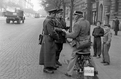 Magyarország, Budapest IX., Ferenc körút a Tompa utca és a Tűzoltó utca között az Üllői út felé nézve., 1956, Magyar Rendőr, egyenruha, motorkerékpár, rendőr, igazoltatás, rendszám, bámészkodás, motoros szemüveg, Budapest, járőrtáska, Fortepan #67288