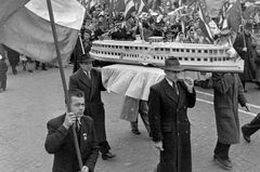 Magyarország, Budapest XIV., a mai Ötvenhatosok tere (Sztálin tér), május 1-i felvonulás., 1956, Magyar Rendőr, felvonulás, május 1, kitüntetés, hajómodell, Budapest, modellezés, Fortepan #67295