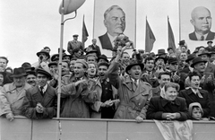 Magyarország, Budapest XIV., a mai Ötvenhatosok tere (Sztálin tér), május 1-i felvonulás, meghívott vendégek tribünje., 1956, Magyar Rendőr, május 1, tribün, lelkesedés, Budapest, Hruscsov-ábrázolás, Fortepan #67297