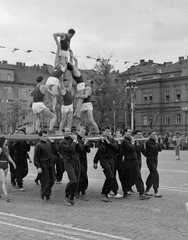 Magyarország, Budapest XIV.,Budapest VII., a mai Ötvenhatosok tere (Sztálin tér), május 1-i felvonulás, háttérben a Dózsa György út épületei., 1956, Magyar Rendőr, felvonulás, május 1, torna, mutatvány, akrobatika, Budapest, terpesz, emberi piramis, Fortepan #67298