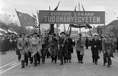 Magyarország, Budapest XIV.,Budapest VII., a mai Ötvenhatosok tere (Felvonulási tér), május 1-i felvonulás, jobbra a Dózsa György út házsora., 1956, Magyar Rendőr, zászló, szocializmus, felvonulás, május 1, Rákosi Mátyás-ábrázolás, szél, transzparens, viselet, Budapest, ruha, Fortepan #67300