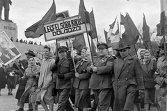 Magyarország, Budapest XIV., Ötvenhatosok tere (Sztálin tér) a dísztribün előtt, május 1-i felvonulás., 1956, Magyar Rendőr, egyenruha, Lenin-ábrázolás, felvonulás, május 1, kitüntetés, Sztálin ábrázolás, transzparens, Budapest, Fortepan #67301