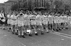 Magyarország, Budapest XIV.,Budapest VII., a mai Ötvenhatosok tere (Felvonulási tér), május 1-i felvonulás, háttérben a Dózsa György út házsora a Damjanich utca felé nézve., 1956, Magyar Rendőr, úttörő, felvonulás, május 1, fúvószenekar, Budapest, Fortepan #67306