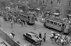 Magyarország, Budapest V.,Budapest XIII., Szent István körút, szemben jobbra a Visegrádi utca torkolata., 1959, Magyar Rendőr, közlekedés, német gyártmány, tömeg, járókelő, utcakép, életkép, Mercedes-márka, villamos, automobil, mercedes w120, Budapest, FVV-szervezet, viszonylatszám, gyalogátkelő, Fortepan #67348