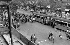 Magyarország, Budapest V.,Budapest XIII., Szent István körút, előtérben a Nagy Ignác utcát a Visegrádi utcával összekötő gyalogátkelő., 1959, Magyar Rendőr, tömeg, járókelő, teherautó, utcakép, életkép, villamos, hirdetőoszlop, villamosmegálló, állvány, Tatra 600 Tatraplan, Budapest, FSO Warszawa, gyalogátkelő, Fortepan #67349