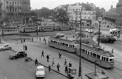 Magyarország, Budapest VI.,Budapest XIII., Nyugati (Marx) tér, szemben a Westend-ház., 1959, Magyar Rendőr, forgalom, autóbusz, motorkerékpár, óra, járókelő, teherautó, utcakép, életkép, Skoda-márka, villamos, EMW-márka, lámpaoszlop, pályaudvar, locsolóautó, GAZ M20 Pobjeda, GAZ M21 Volga, Skoda Octavia, EMW 340, Ganz UV, Budapest, Gustave Eiffel-terv, Fortepan #67351