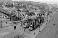 Magyarország, Budapest II., Széll Kálmán (Moszkva) tér., 1959, Magyar Rendőr, járókelő, utcakép, életkép, villamos, lépcső, lámpaoszlop, pavilon, villamosmegálló, gomba, Ganz UV, Budapest, BSzKRt 3600 típus, váltóőrház, Fortepan #67354