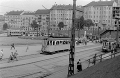 Magyarország, Budapest I.,Budapest II., Széll Kálmán (Moszkva) tér a Vérmező út felé nézve., 1959, Magyar Rendőr, óra, korlát, járókelő, utcakép, életkép, villamos, lámpaoszlop, villamosmegálló, szemetes, felüljáró, BKVT V-típus, Budapest, Fortepan #67355