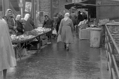 Magyarország, Budapest II., Fény utcai piac., 1960, Magyar Rendőr, piac, kofa, címer, kuka, szemetes, zöldség, Budapest, Fortepan #67361