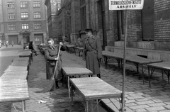 Magyarország, Budapest VIII., Vásár utca a Víg utca felé nézve, jobbra a Rákóczi téri vásárcsarnok., 1960, Magyar Rendőr, utcakép, rendőr, utcaseprő, seprű, pult, takarítás, Budapest, Fortepan #67362