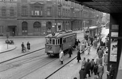 Magyarország, Budapest VIII., Népszínház utca, villamos-végállomás, balra a Csokonai utca torkolata., 1960, Magyar Rendőr, kerékpár, forgalom, motorkerékpár, járókelő, utcakép, életkép, oldalkocsis motorkerékpár, mozi, villamosmegálló, Budapest, Fortepan #67364