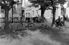 Magyarország, Békéscsaba, Szabadság tér, szemben a József Attila utca torkolata., 1960, Magyar Rendőr, kerékpár, motorkerékpár, lámpaoszlop, postaláda, fagylaltos, postahivatal, Fortepan #67375