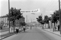 Magyarország, Győr, Szent István (Tanácsköztársaság) út a Budai út felé nézve, balra Tarcsay Vilmos utca torkolata., 1960, Magyar Rendőr, kerékpár, felirat, propaganda, postás, Fortepan #67381