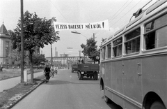 Magyarország, Győr, Szent István (Tanácsköztársaság) út a Tarcsay Vilmos utca irányából a Budai út felé nézve., 1960, Magyar Rendőr, kerékpár, forgalom, autóbusz, felirat, teherautó, utcakép, MÁVAUT-szervezet, propaganda, rendszám, Fortepan #67382