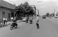 Magyarország, Győr, Városház (Szabadság) tér, a Szent István út (Tanácsköztársaság útja) és a Vörös Csillag (később Rába) szálló felé nézve., 1960, Magyar Rendőr, kerékpár, egyenruha, forgalom, motorkerékpár, emlékmű, teherautó, utcakép, életkép, jelzőlámpa, rendőr, Skoda Octavia, rendőrség, járőrtáska, Fortepan #67383