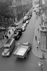 Magyarország, Budapest VII., Lövölde tér a Király (Majakovszkij) utca saroktól a Rottenbiller utca felé nézve., 1960, Magyar Rendőr, forgalom, járókelő, teherautó, utcakép, életkép, kockakő, automobil, Budapest, madártávlat, FSO Warszawa, Moszkvics 402, Fortepan #67385