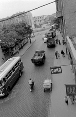 Magyarország, Budapest XIII., Csanády utca a Lehel (Élmunkás) tér felé nézve., 1960, Magyar Rendőr, autóbusz, motorkerékpár, teherautó, utcakép, életkép, trolibusz, kockakő, kézikocsi, rövidáru, cégér, Budapest, madártávlat, Fortepan #67387