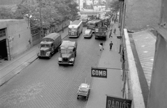 Magyarország, Budapest XIII., Csanády utca a Lehel (Élmunkás) tér felé nézve., 1960, Magyar Rendőr, forgalom, autóbusz, teherautó, életkép, trolibusz, kockakő, kézikocsi, automobil, cégér, Budapest, madártávlat, Fortepan #67389