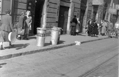 Magyarország, Budapest VII., Bethlen Gábor utca 6., 1960, Magyar Rendőr, cégtábla, járókelő, életkép, trafik, kuka, szemetes, órás, Budapest, töltőtolljavító, Fortepan #67395