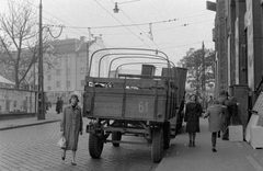 Magyarország, Budapest XIII., Csanády utca a Lehel (Élmunkás) tér felé nézve., 1960, Magyar Rendőr, járókelő, teherautó, életkép, pótkocsi, Budapest, Fortepan #67413