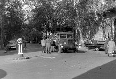 Magyarország, Budapest V., Hold (Rosenberg házaspár) utca a Bank utca felől nézve., 1961, Magyar Rendőr, amerikai gyártmány, GAZ-márka, magyar gyártmány, teherautó, jelzőlámpa, Csepel-márka, csibilámpa, Chevrolet-márka, jelzőtábla, GAZ M21 Volga, Chevrolet Impala, Csepel B-350/D-350, Budapest, Fortepan #67423