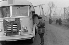 Magyarország, Szolnok, Temető utca, a vasúti átjáró túloldalán az Indóház utca házai látszanak., 1961, Magyar Rendőr, vasút, egyenruha, autóbusz, Ikarus-márka, sorompó, igazoltatás, bőrkabát, Ikarus 60, csizma, rendszám, rendőrség, vasúti átkelő, Fortepan #67431