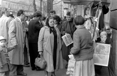 Magyarország, Budapest VI., Teréz (Lenin) körút, posta előtti újságos a Podmaniczky (Rudas László) utca saroknál. A felvétel 1961. április 13-án készült, a Gagarin űrrepüléséről tudósító Esti Hírlap rendkívüli kiadásának megjelenésekor., 1961, Magyar Rendőr, újság, újságárus, hírlap, viselet, Budapest, Esti Hírlap, ruha, Pravda, Fortepan #67444