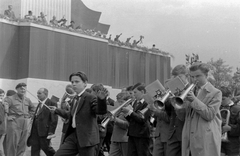 Magyarország, Budapest XIV., Ötvenhatosok tere (Felvonulási tér), május 1-i felvonulás, balra a dísztribün., 1961, Magyar Rendőr, trombita, munkásőr, május 1, tribün, fúvószenekar, kotta, karmester, Budapest, Fortepan #67450