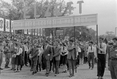 Magyarország, Budapest XIV., Ötvenhatosok tere (Felvonulási tér), május 1-i felvonulás., 1961, Magyar Rendőr, úttörő, munkásőr, május 1, transzparens, Budapest, Elzett-márka, Fortepan #67451