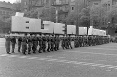 Magyarország, Budapest XIV., Ötvenhatosok tere (Felvonulási tér), május 1-i felvonulás, háttérben a Dózsa György út épületei., 1961, Magyar Rendőr, munkásőr, felvonulás, május 1, Budapest, Fortepan #67452