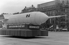 Magyarország, Budapest XIV., Ötvenhatosok tere (Felvonulási tér), május 1-i felvonulás, háttérben a Dózsa György út épületei., 1961, Magyar Rendőr, felvonulás, rakéta, Budapest, pódiumautó, Fortepan #67455