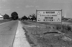 Magyarország, Veszprém, Budapest út, 8-as főút a város határában., 1961, Magyar Rendőr, forgalom, felirat, útjelző tábla, út, tábla, Fortepan #67476