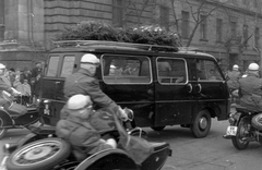 Hungary, Budapest V., Kossuth Lajos tér - Alkotmány utca sarok, Károlyi Mihály hamvait szállítják a Kerepesi temetőbe., 1962, Magyar Rendőr, BMW-brand, motorcycle with sidecar, wreath, crash helmet, Budapest, hearse, police escort, Fortepan #67503