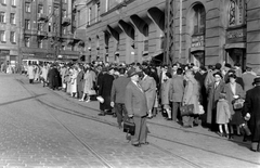 Hungary, Budapest XI., Móricz Zsigmond körtér, a 6-os villamos-végállomása a Karinthy Frigyes út és a Váli utca között., 1962, Magyar Rendőr, mass, tram stop, Budapest, candy store, optician, Fortepan #67528