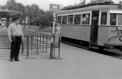 Hungary, Budapest XI.,Budapest XII., az 59-es villamos-végállomása a Farkasréti temető felső bejáratánál a mai Márton Áron térnél., 1962, Magyar Rendőr, tram stop, trash can, pistol holster, Budapest, Fortepan #67539