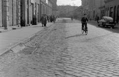 Magyarország, Balassagyarmat, Rákóczi fejedelem út, balra a Thököly utca torkolata., 1962, Magyar Rendőr, kerékpár, kockakő, út, csatorna, Fortepan #67545