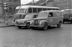 Magyarország, Budapest VIII., Kőbányai út és Könyves Kálmán körút kereszteződése, háttérben a Ganz-MÁVAG üzemcsarnoka., 1963, Magyar Rendőr, forgalom, autóbusz, macska, teherautó, utcakép, jelzőlámpa, Moszkvics-márka, IFA-márka, Csepel-márka, kockakő, MÁVAG Tr5, rendszám, Framo-márka, Csepel D-352, TEFU-szervezet, tehertaxi, Budapest, Moszkvics 407, Fortepan #67571