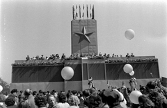 Magyarország, Budapest XIV., Ötvenhatosok tere (Felvonulási tér), május 1-i felvonulás, dísztribün., 1958, Magyar Rendőr, léggömb, tribün, vörös csillag, fotózás, Budapest, Fortepan #67597