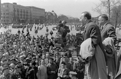 Magyarország, Budapest XIV., Ötvenhatosok tere (Felvonulási tér), május 1-i felvonulás. Kádár János és mögötte Kiss Károly., 1958, Magyar Rendőr, filmforgatás, filmkamera, operatőr, ballonkabát, interjú, Budapest, Fortepan #67599