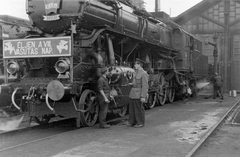 Magyarország, Budapest IX., Ferencváros rendezőpályaudvar, fűtőház., 1963, Magyar Rendőr, gőzmozdony, felirat, jelvény, vasutas, MÁV 424 sorozat, vízdaru, Budapest, fűtőház, Fortepan #67609