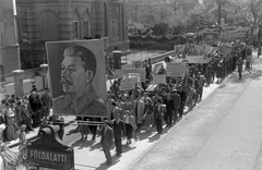 Magyarország, Budapest VI., Andrássy (Sztálin) út a Hősök tere közelében, május 1-i felvonulás., 1950, Magyar Rendőr, személyi kultusz, Lenin-ábrázolás, május 1, földalatti, Rákosi Mátyás-ábrázolás, Sztálin ábrázolás, transzparens, Budapest, Fortepan #67622