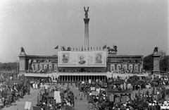 Magyarország, Budapest XIV., Hősök tere, május 1-i ünnepség., 1950, Magyar Rendőr, személyi kultusz, Lenin-ábrázolás, május 1, tribün, Rákosi Mátyás-ábrázolás, Sztálin ábrázolás, Budapest, Gábriel arkangyal-ábrázolás, politikai dekoráció, Fortepan #67623