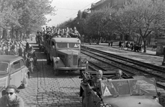 Magyarország, Budapest XIII., Váci út, május 1-i felvonulás résztvevői, jobbra a Gyöngyösi utca., 1950, Magyar Rendőr, motorkerékpár, magyar gyártmány, teherautó, Rába-márka, felvonulás, május 1, Rába Super, Budapest, sínpálya, Fortepan #67626