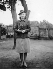 1946, Fortepan, portrait, hat, yard, handbag, lady, skirt, jacket, Fortepan #6766