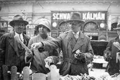 Hungary, Szolnok, Kossuth (Piac) tér., 1938, Fortepan, trading, wooden spoon, shopping, smile, bourgeoisie, Fortepan #6772