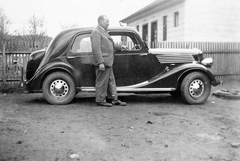 1942, Fortepan, portrait, Renault-brand, French brand, lath fence, man, automobile, Fortepan #6779